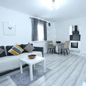 Modern 2 Bedroom Flat, With Free Parking, And Wifi Apartment